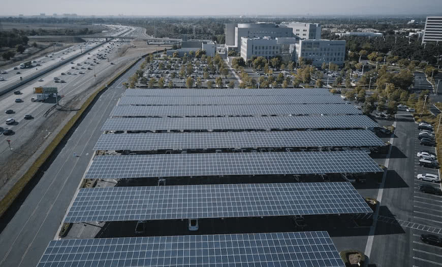 Elektrownie fotowoltaiczne dla firm – obowiązujące przepisy