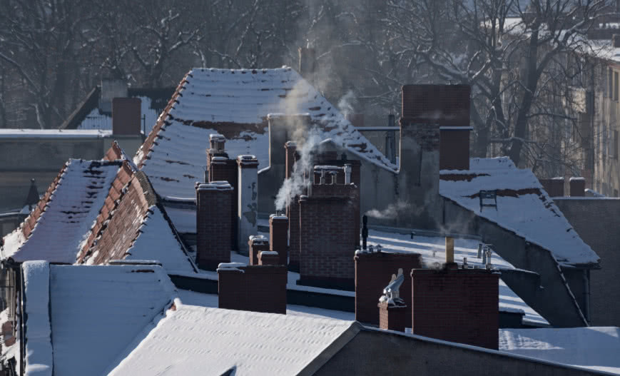 Smog zimą wraca jak bumerang. Co robi inwersja temperatury i „kopciuchy”?